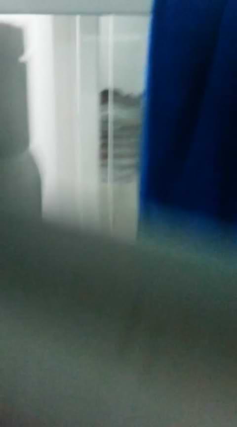 隣人のバスルームの窓から覗く