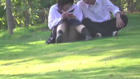 衝撃の足上げ丸見え純白パンティ