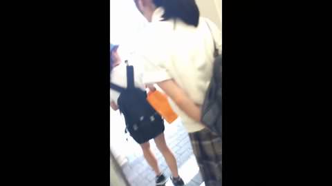 アイドル級の美少女が純白パンティ