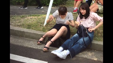 女子アナ級美少女が大股開きで純白パンモロ！！