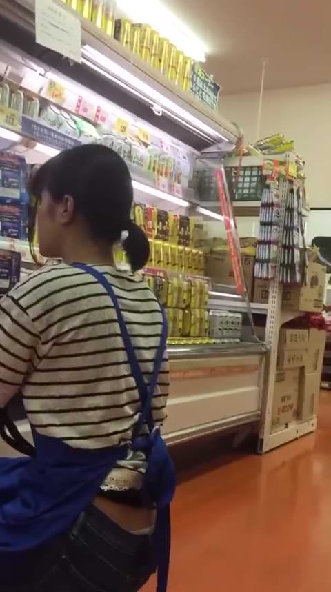 酒屋でバイトする美少女Ｊ★Ｋが衝撃のハミ出しパンティ！！