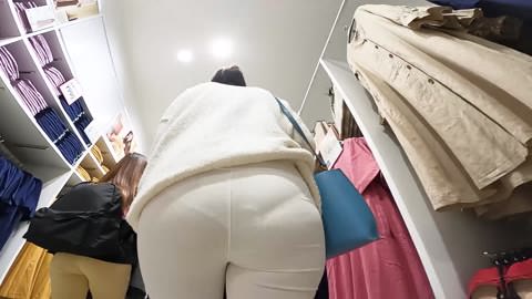 【FullHD】仲良くお喋りショッピング中にバッチリとヒップライン丸出しにする美尻と爆尻