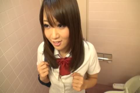 女子高生を裏路地に連れ込んでフェラ抜き。若いし上手すぎw我慢できずに口内発射　04