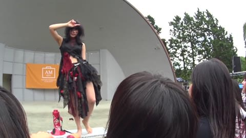 衝撃Ｊ●２人組がライブ中にお尻つきだしでおっさんに純白パンティのぞかれる！！！