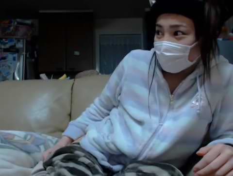 家の人にバレないようにリビングでオナニーしちゃう女子、リビングでまさかの失禁！