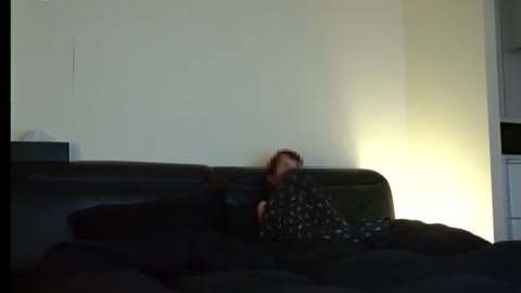 終電を逃した知り合いを家に泊まらせて…