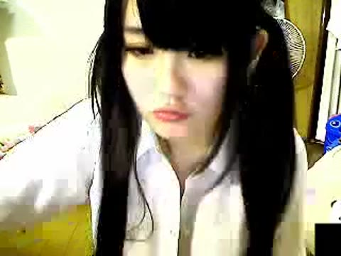 ライブ配信でおっぱい晒す美女