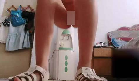 台所でちっぱいとお尻を見せるCちゃん