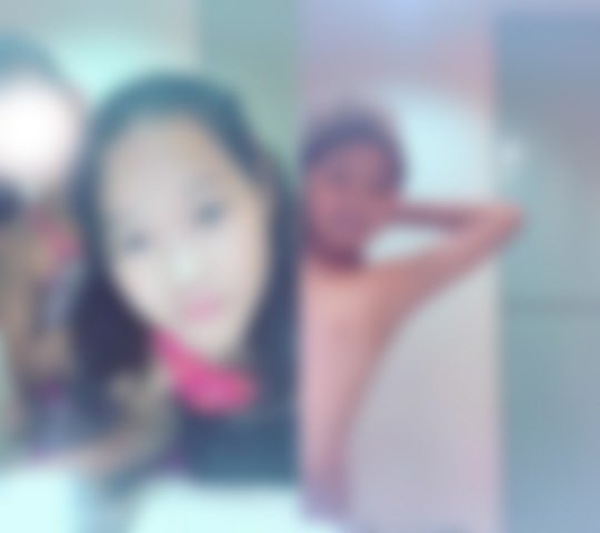 バスルームに2人の姉妹。