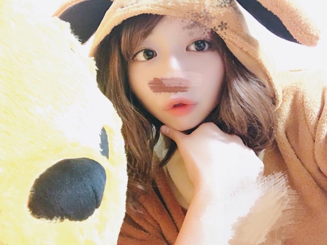 個人写真C：私服の白いシャツを見る