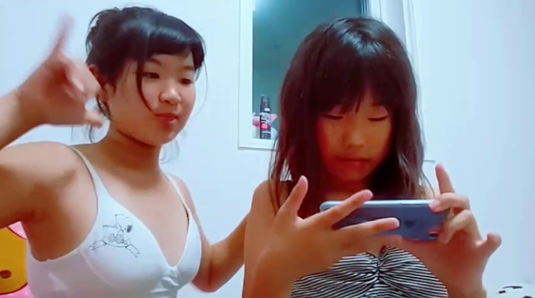 二人のいたずらな姉妹