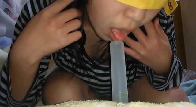 女子学生はコックを吸うのが大好き